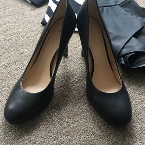 Matte Black Nine West Classic Heel